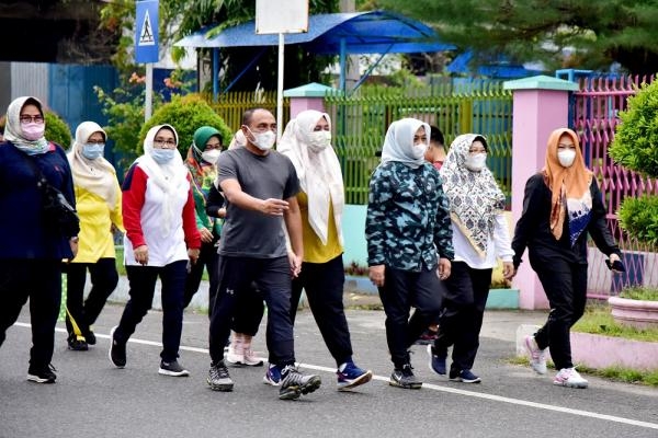 Senyum Penyapu Jalan, dapat Bingkisan dari Gubernur Edy